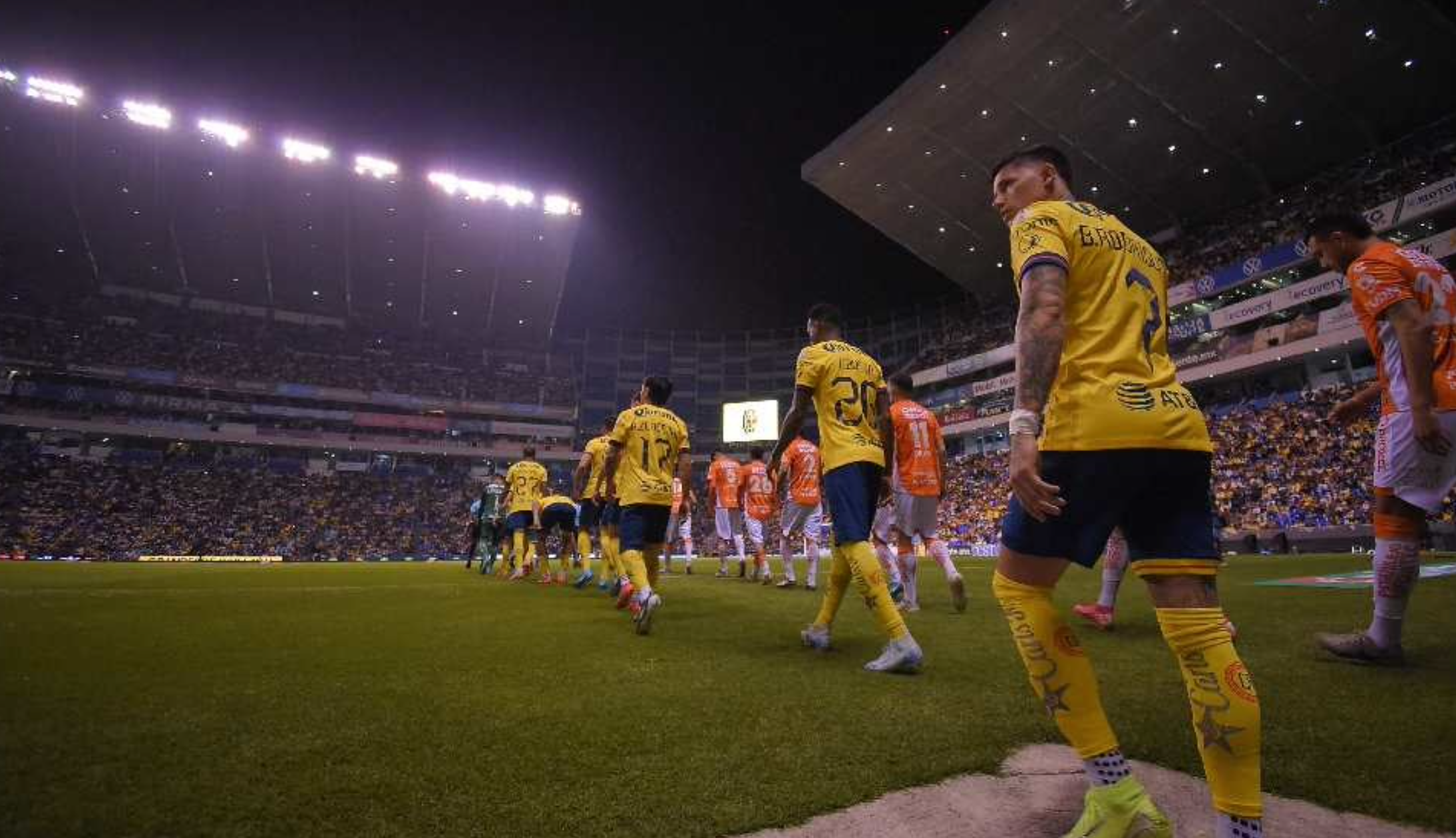 Duermen afuera del estadio por boletos del América vs Rayados 